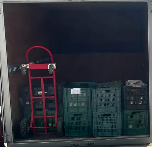 Camioneta de caja cerrada cargada con cajas SEGA, lista para entregar