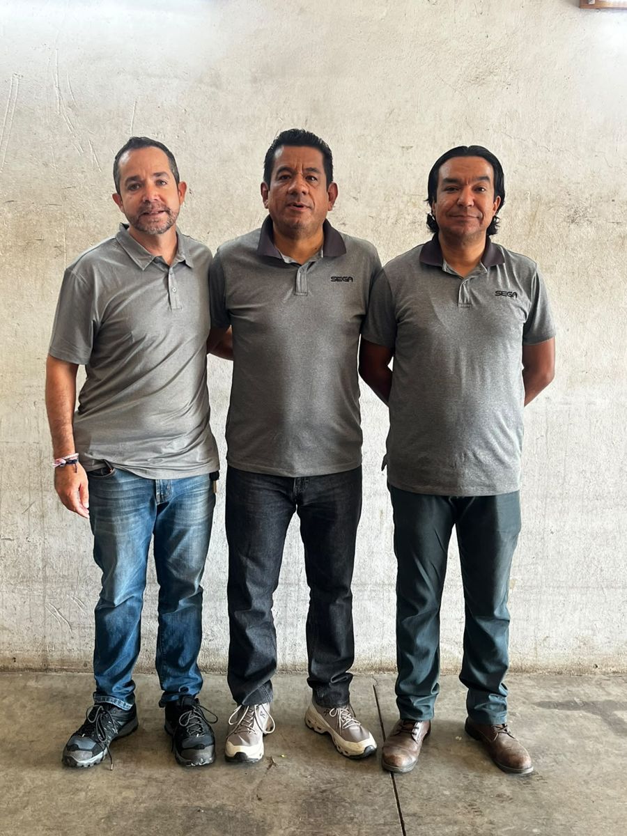 Equipo de SEGA Food Service con su playera uniforme